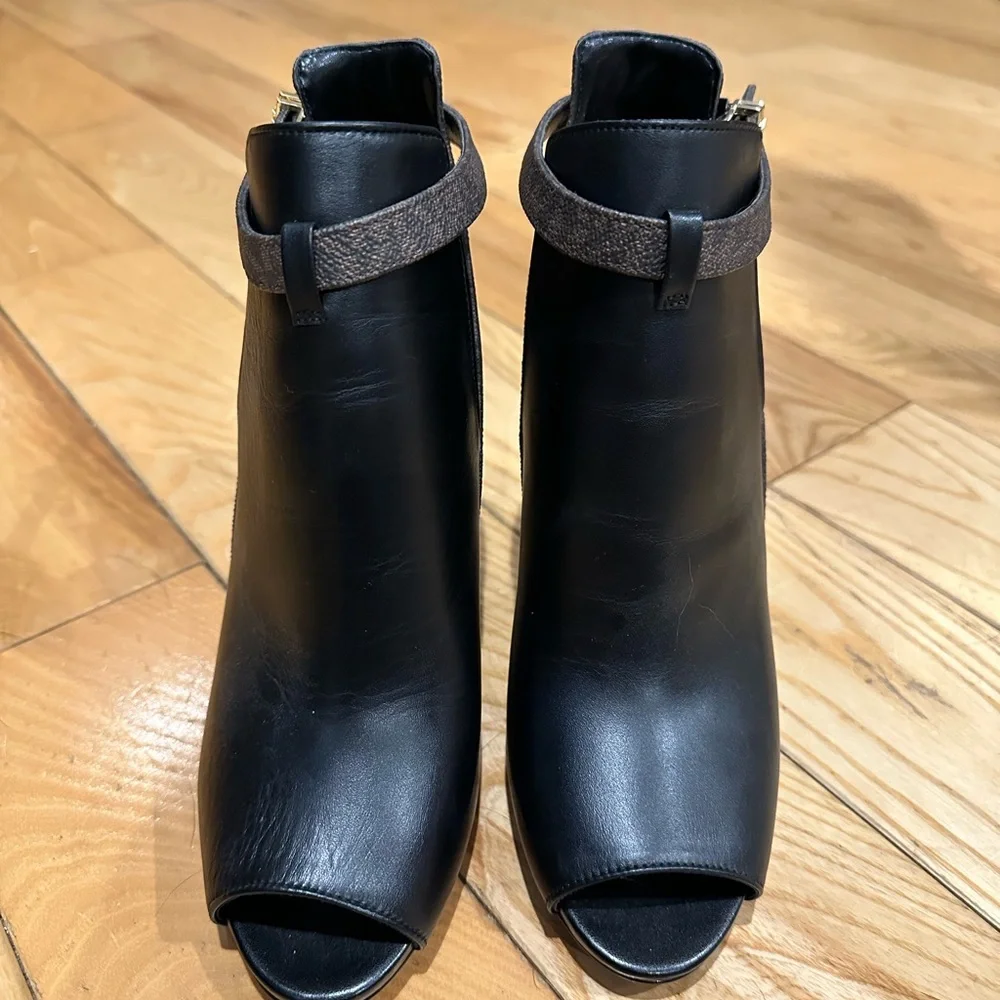 Michael Kors Lawson Open Toe High Heel Black Leather/Brown Signature Logo - Picture 2 of 8